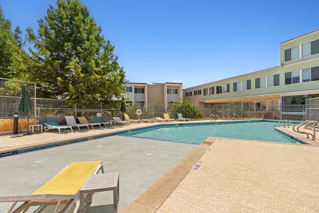 Building Photo - 604 N Bluff Dr