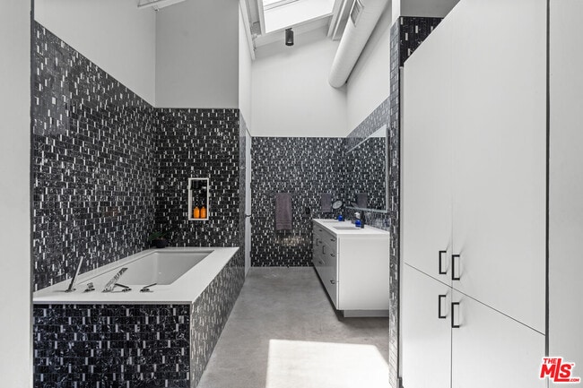 Building Photo - 548 Rose Ave