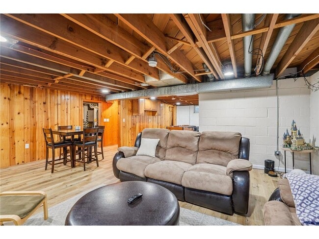 Building Photo - 901 W 61st St