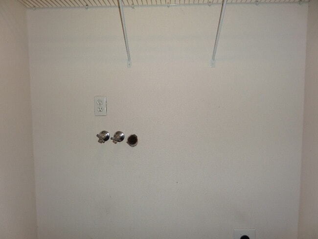 Building Photo - Brosek