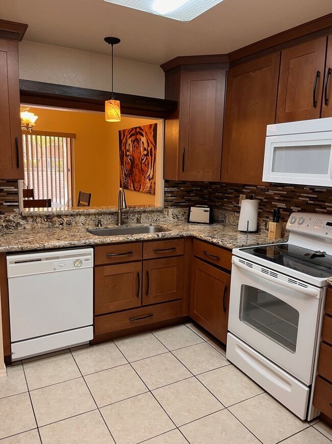 Building Photo - Sun City - Short Term Rental - Fully Furnished