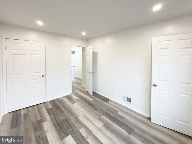 Building Photo - 303 Dove Ct