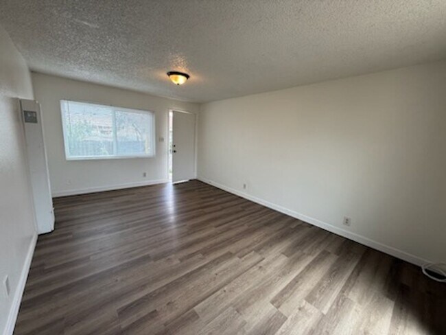 Building Photo - Alley Access 2 Bedroom with Bonus Room