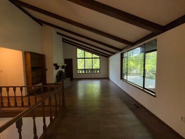 Building Photo - 3 Bed 2.5 Bath in the Heart of Bellevue