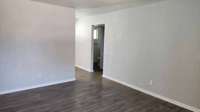 Building Photo - 2645 W Morten Ave