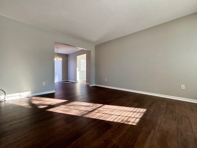 Building Photo - 3 Bedroom Home in Forest Hills Schools!