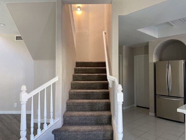 Building Photo - Must See 2/2.5 Condo in Pointe South Mount...