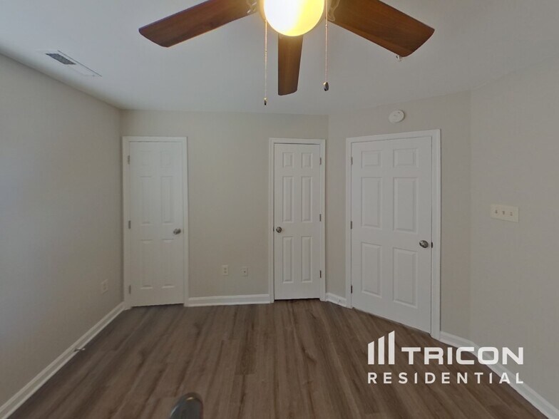 Building Photo - 9861 Greenbriar Way