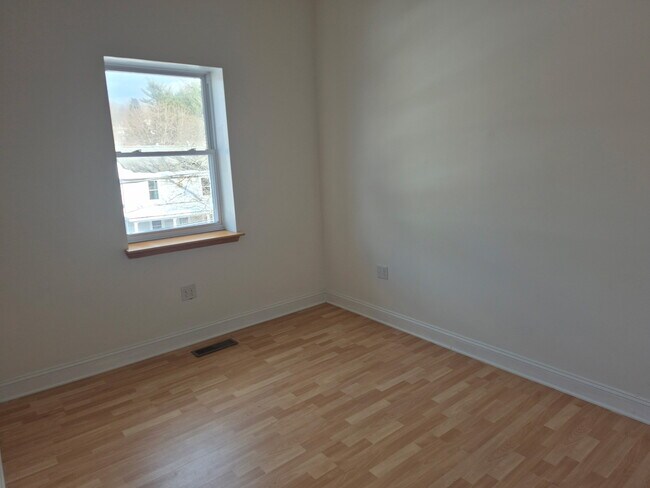 Building Photo - 807 Sarah St