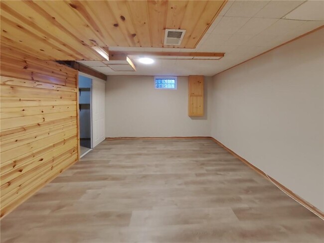 Building Photo - 956 Meadow Ave