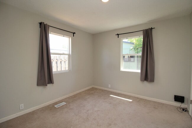 Building Photo - 6416 SE 80th Ave