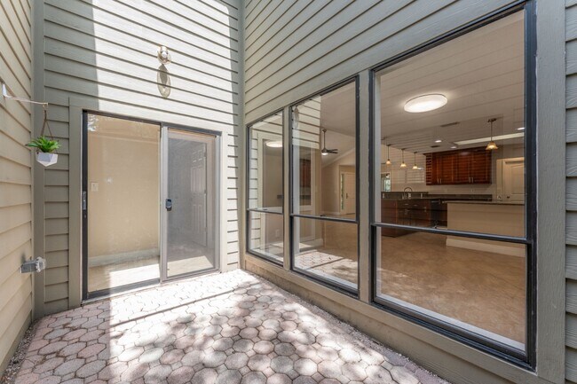 Building Photo - Stunning 3 BR/2 BA/2 Garage Single Family Home in  highly sought-after Sweetwater Oaks!