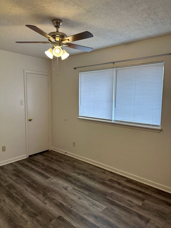 Building Photo - College Station - 2 bedroom - 1 bath - fenced in yard - WD connections