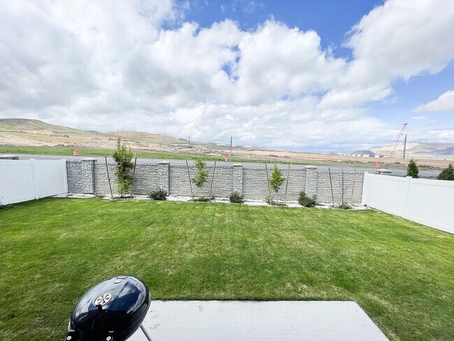 Building Photo - 364 W Snowberry Dr