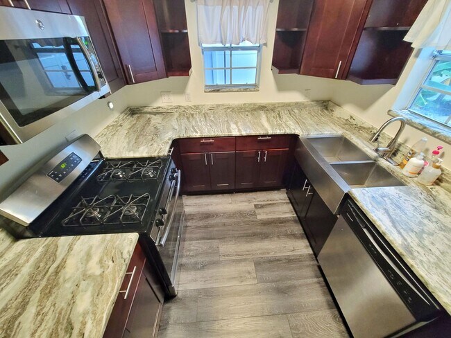 Building Photo - St. Petersburg Pool Home - 3 Bedroom 2 Bath