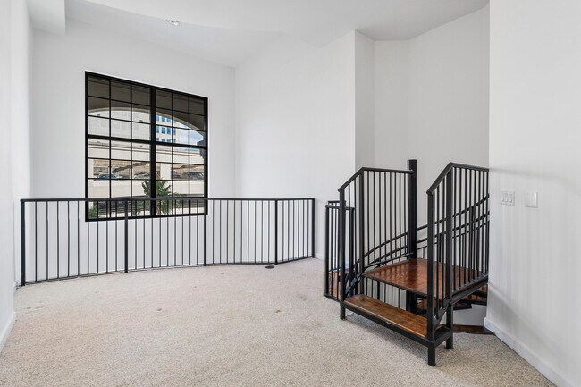 Building Photo - 801 S Olive Ave