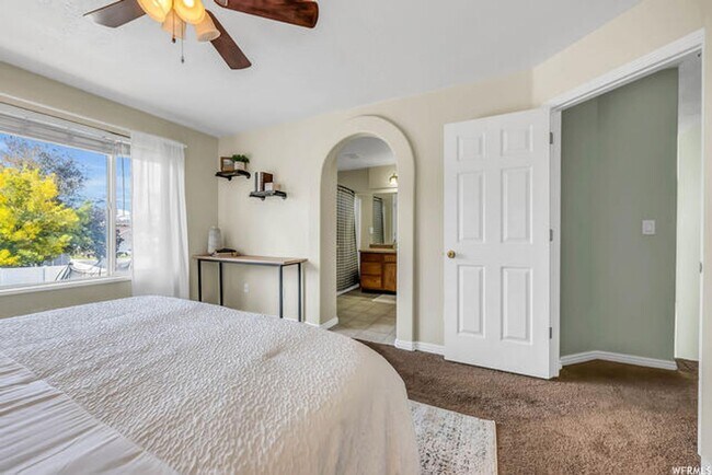 Building Photo - Large 4 Bedroom 3 Bathroom home!