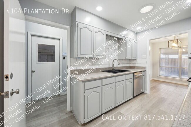 Building Photo - 4104 Plantation Dr