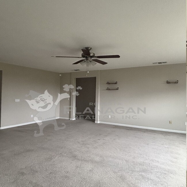 Building Photo - 4 Bedroom/ 2 Bathroom home in newer neighb...