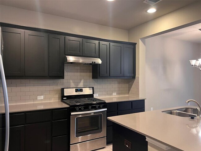 Building Photo - 13800 Lyndhurst St