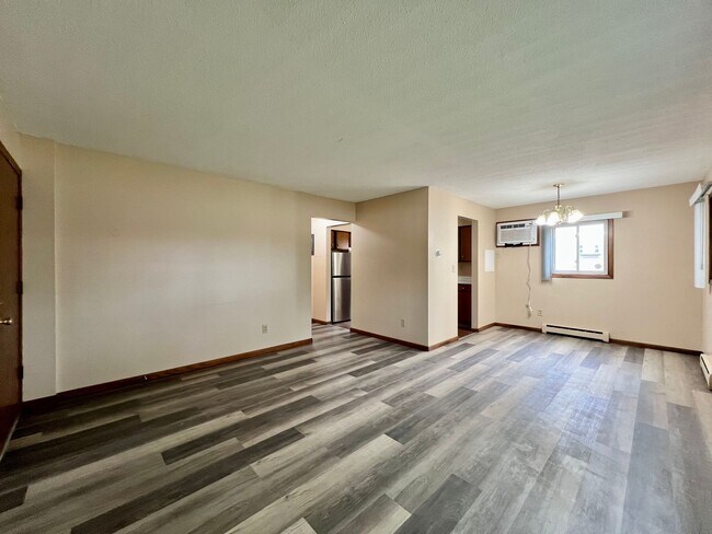 Building Photo - 1 bed 1 bath apartment with LVP flooring