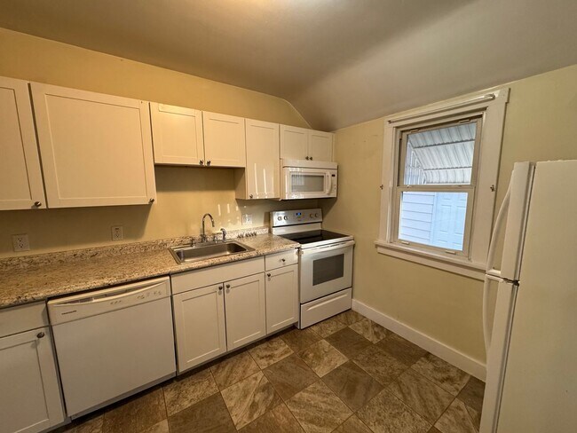 Building Photo - 2 bedroom Moline house with garage!