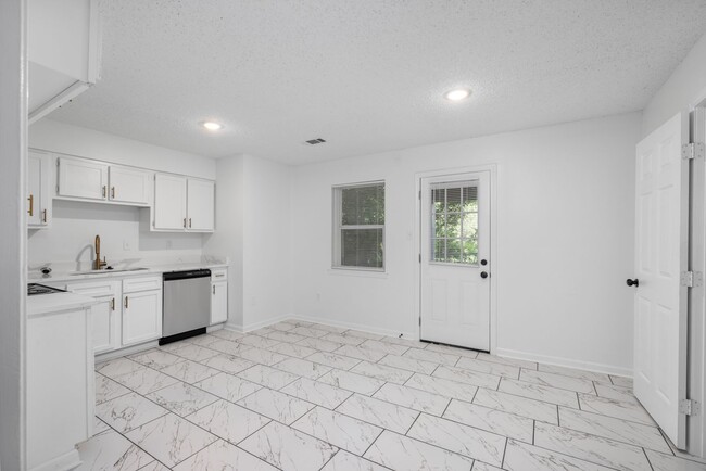 Building Photo - 3 bedroom, 2 bath recently updated in Horn...