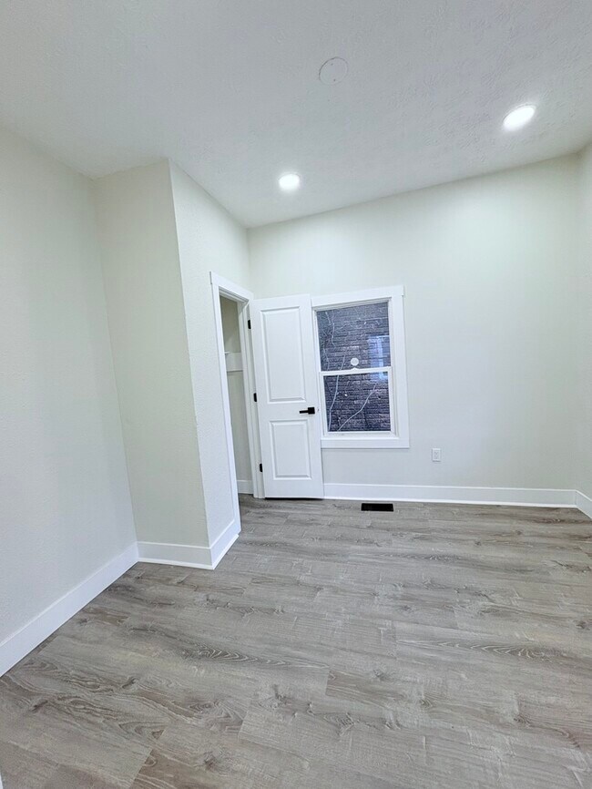 Building Photo - Charming 2 beds 1 baths in Columbus! Newly Renovated