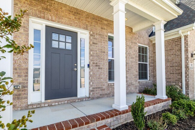 Building Photo - Maryville 37801 - 4 bedroom, 2.5 bath home...
