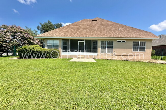 Building Photo - Gated South Crestview Community!