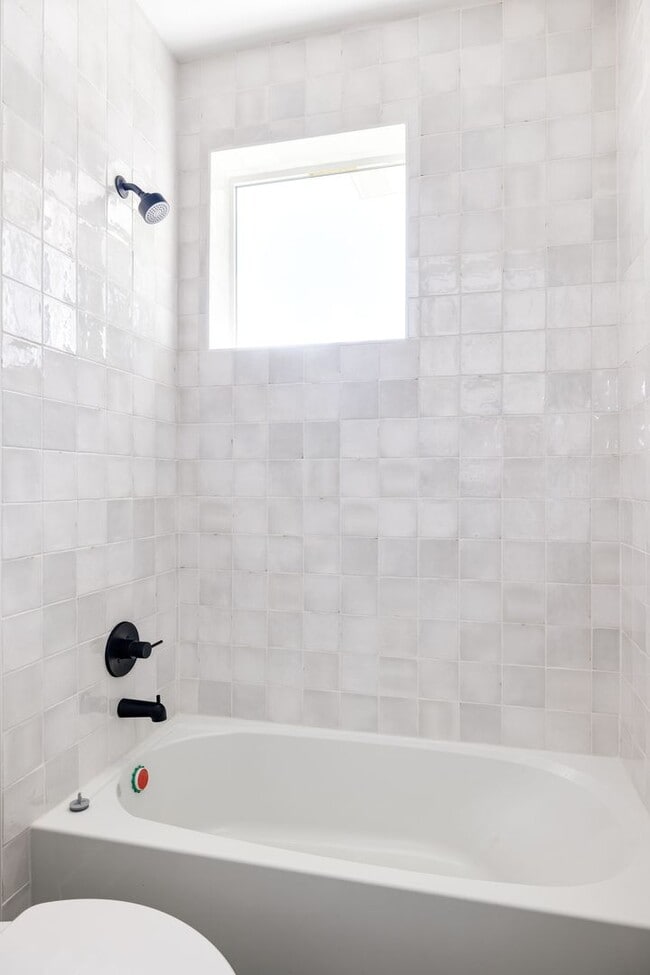 Building Photo - LUX 4BD, 3BA Home with 2-Car Garage and Backyard