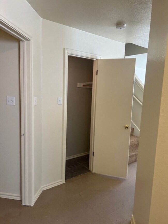 Building Photo - 929