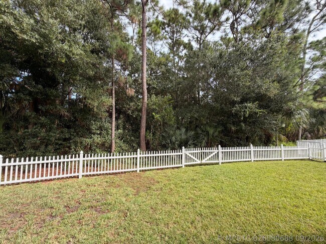 Building Photo - 403 NW Lyndhurst Ct