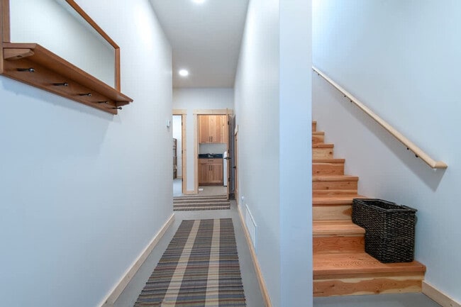 Building Photo - 3402 Alta Vista Dr
