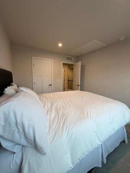 Building Photo - 1145 Riverbrook Dr