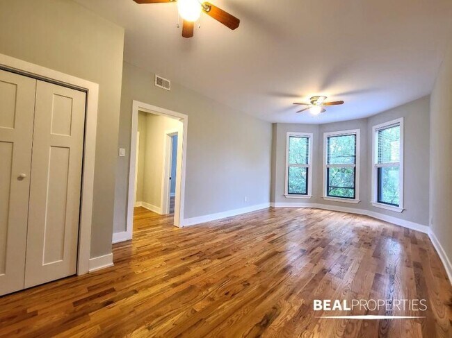 Building Photo - 3 bedroom in CHICAGO IL 60657