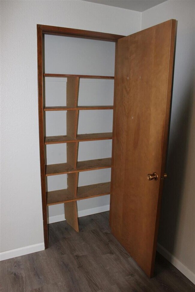 Building Photo - 2 Bedroom, 1 Bathroom Duplex!!!!