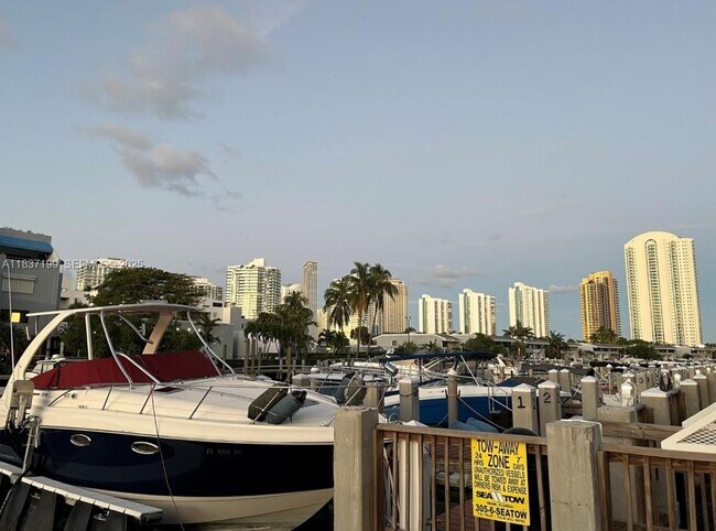 Building Photo - 400 Kings Point Dr