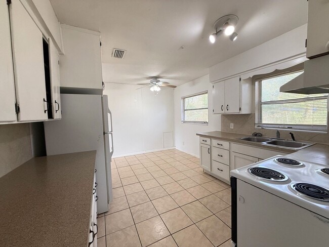 Building Photo - $1550 - Sweet 3/1 Ranch Style Home in Arlington