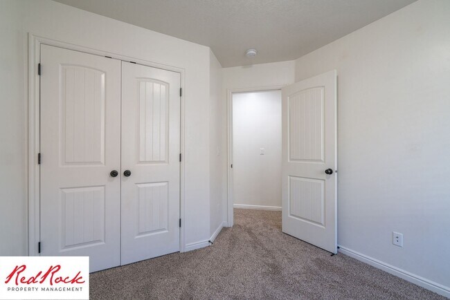 Building Photo - 3 Bedroom Two-Story Home Near Scenic Trails