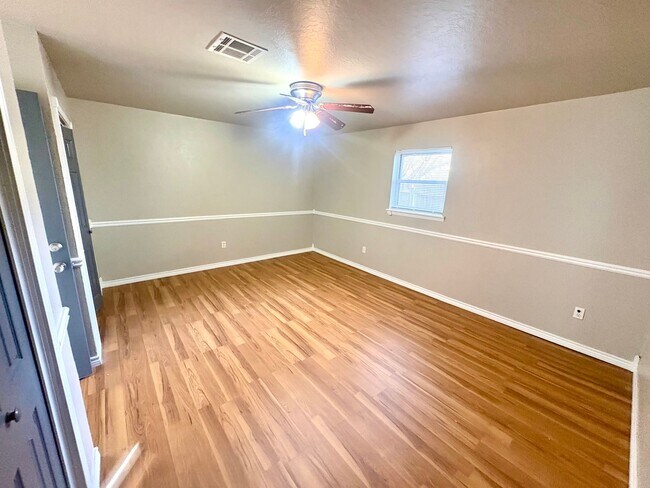Building Photo - Spacious 4 Bedroom, 2 Bathroom Home with L...