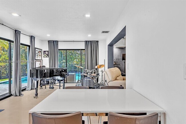 Building Photo - 5602 S Travelers Palm Ln