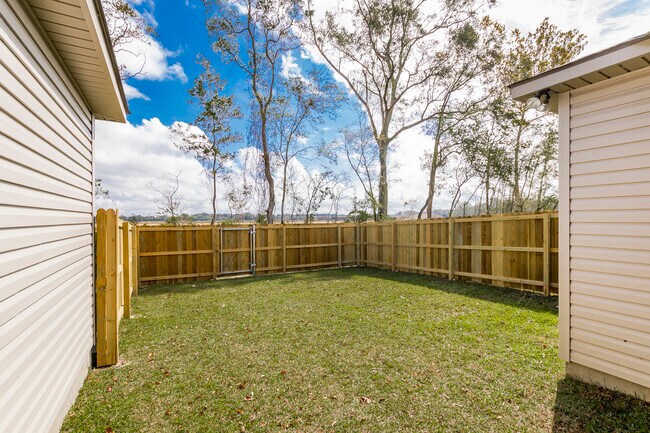 Building Photo - 2800 S Roth Ave