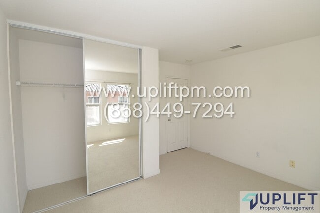 Building Photo - 4 bedroom 2.5 bathroom home in Chula Vista...