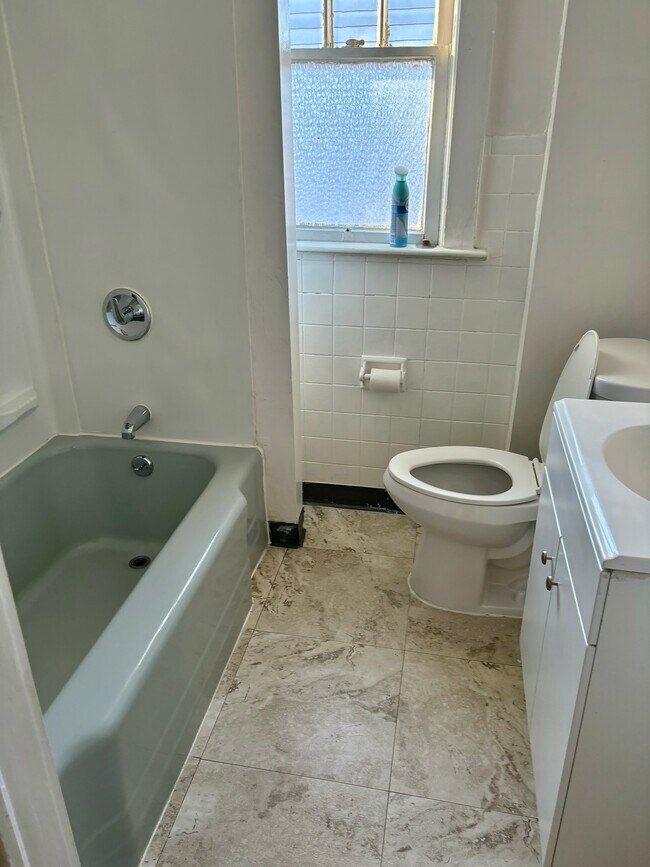 Building Photo - 13 Catlin Ave