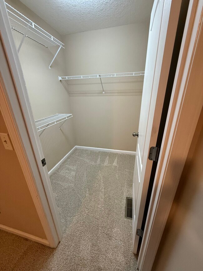 Building Photo - 9907 Thunderbolt Way