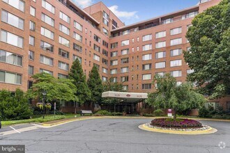 Building Photo - 1121 Arlington Blvd