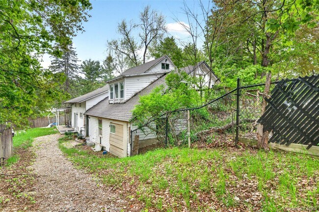 Building Photo - 79 Quaker Hill Rd