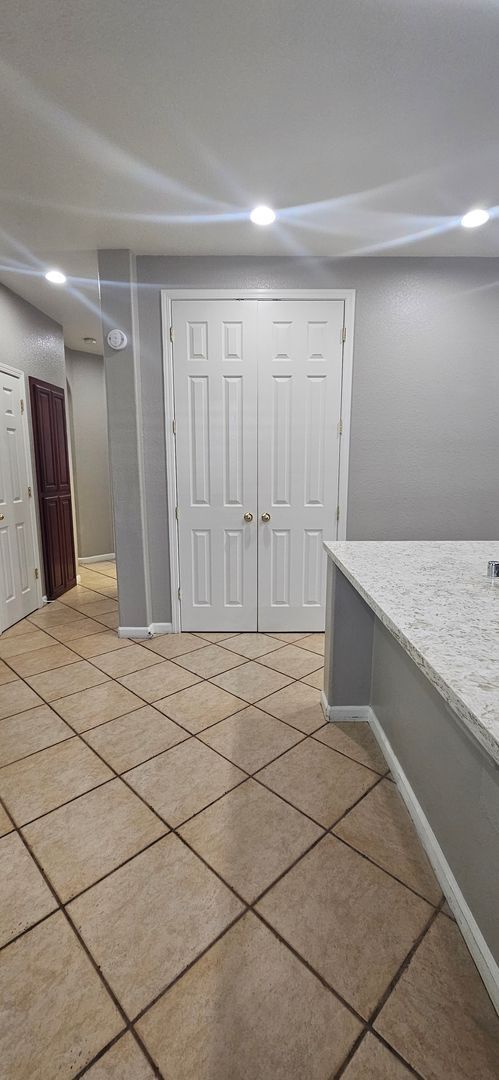 Building Photo - 5796 Bridgecross Dr