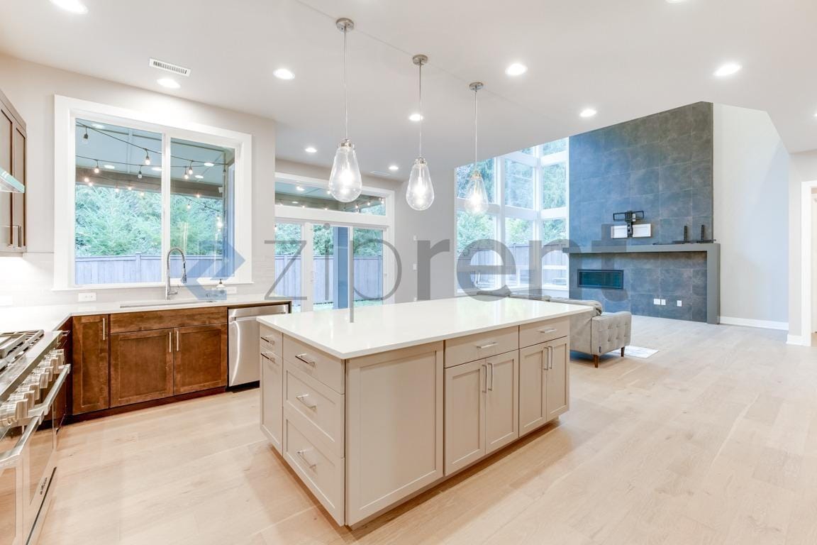 Building Photo - 24308 NE 24th St